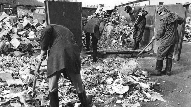 Ein wichtiges Beweismittel, der Zettel, der den am Hörsaal abgestellten Flaschen beigelegen hatte, war verschwunden. Eine Studentin hatte ihn weggeworfen, auch die Durchsuchung riesiger Müllberge brachte ihn nicht mehr zutage. Ein wichtiges Beweismittel, der Zettel, der den am Hörsaal abgestellten Flaschen beigelegen hatte, war verschwunden. Eine Studentin hatte ihn weggeworfen, auch die Durchsuchung riesiger Müllberge brachte ihn nicht mehr zutage.