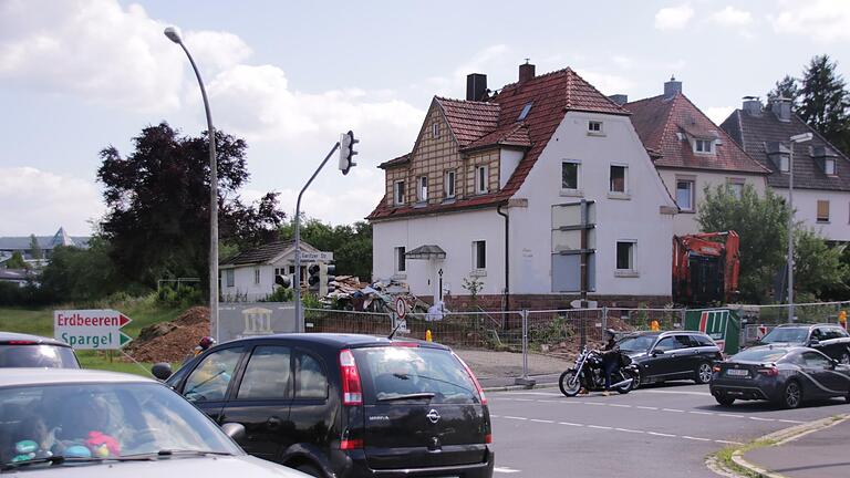 Das Anwesen an der Garitzer Kreuzung muss dem Kreisel weichen und wird in den nächsten Wochen abgerissen. Foto Benedikt Borst       -  Das Anwesen an der Garitzer Kreuzung muss dem Kreisel weichen und wird in den nächsten Wochen abgerissen. Foto Benedikt Borst