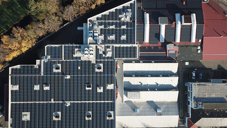 Im Werk 3 der Firma Jopp in der Gartenstraße wurde auf dem Dach eine große Photovoltaikanlage in Betrieb genommen. Sie umfasst rund 5400 Quadratmeter und besteht aus fast 1800 Solarmodulen.
