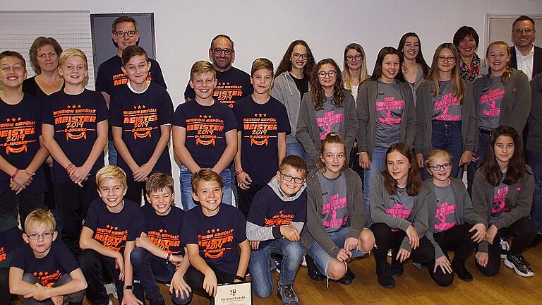 Als Meistermannschaften im Jahr 2019 zeichnete Rauhenebrachs Bürgermeister Matthias Bäuerlein (Zweiter von rechts, hinten) die U 11-Fußballer, die Jugend 11 und die Frauenmannschaft im Korbball, aber auch die dazugehörigen Trainerinnen und Trainer aus.