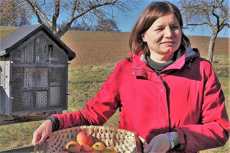 Staatssekretärin&nbsp; Manuela Rottmann beim Besuch einer Streuobstwiese des Bund Naturschutz im März in Untererthal&nbsp; (Lkr. Bad Kissingen).