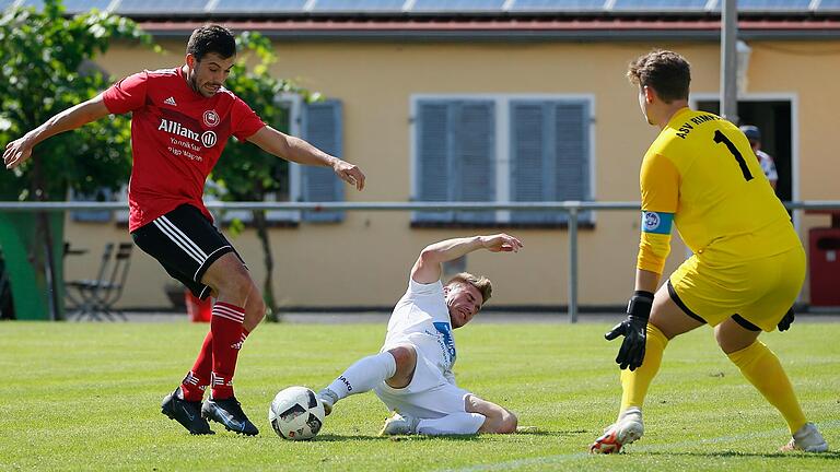 &nbsp;Fabian Reith (links, FT Schweinfurt) gegen Marco Kramosch (ASV Rimpar) und Torwart Robin Michel (ASV Rimpar)