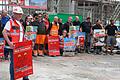 60 Bauarbeiter demonstrierten in Hammelburg in einer 'kreativen Baupause' für ihre Forderungen im Rahmen der laufenden Tarifrunde.