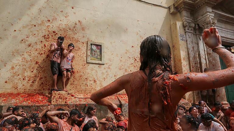 Tomatina de Bunol 2024 in Spanien       -  La Tomatina findet seit den 1940er Jahren statt.
