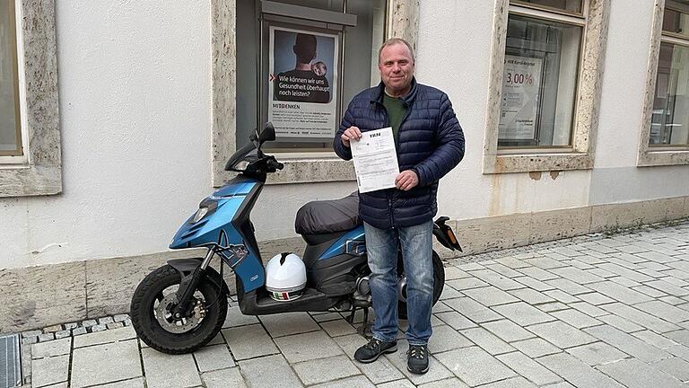 Weil er seinen Roller nicht auf einem ausgewiesenen Parkplatz abgestellt hat, bekam Ralf Hamm aus Ochsenfurt von der neuen Verkehrsüberwachung prompt einen Strafzettel. Weil er seinen Roller nicht auf einem ausgewiesenen Parkplatz abgestellt hat, bekam Ralf Hamm aus Ochsenfurt von der neuen Verkehrsüberwachung prompt einen Strafzettel.