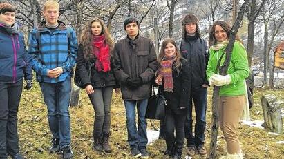 Die deutsche Gruppe auf dem jüdischen Friedhof in Botiza: Im Bild (von links) Lehrerin Alexandra Weber, die Schüler Jonas Glöckner, Alexandra Trawe, Marius Werner, Anna-Lena Hahn, Janik Scholz sowie Lehrerin Katrin Hiernickel. Die deutsche Gruppe auf dem jüdischen Friedhof in Botiza: Im Bild (von links) Lehrerin Alexandra Weber, die Schüler Jonas Glöckner, Alexandra Trawe, Marius Werner, Anna-Lena Hahn, Janik Scholz sowie Lehrerin Katrin Hiernickel.
