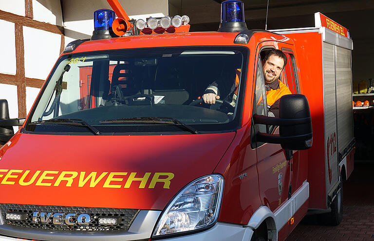 Am Steuer des Feuerwehrautos fühlt sich Johannes Grebner wohl. Die Freiwillige Feuerwehr ist von Kindesbeinen an seine zweite Heimat.