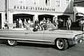 Die dicken Autos, mit denen die Sachs-Brüder unterwegs waren, stießen in Schweinfurt auf Kritik. Im Bild Ernst Wilhelm Sachs in einem Chevrolet (genannt die &quot;Heckflosse&quot;). Foto Sachs Archiv