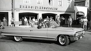 Die dicken Autos, mit denen die Sachs-Brüder unterwegs waren, stießen in Schweinfurt auf Kritik. Im Bild Ernst Wilhelm Sachs in einem Chevrolet (genannt die &quot;Heckflosse&quot;). Foto Sachs Archiv