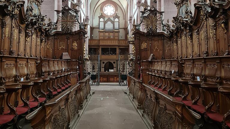 Das barocke Chorgestühl der Klosterkirche Bronnbach aus dem Jahr 1777. Bei der Themenführung am 11. August werden die dargestellten Personen und Symbole erklärt. Das barocke Chorgestühl der Klosterkirche Bronnbach aus dem Jahr 1777. Bei der Themenführung am 11. August werden die dargestellten Personen und Symbole erklärt.