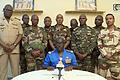 KINA - Soldaten des Landes Niger stürzen den Präsidenten.jpeg       -  Eine Delegation von Militäroffizieren erscheint am Mittwochabend im nigrischen Staatsfernsehen, um eine Reihe von Kommuniqués zu verlesen, in denen sie ihren Staatsstreich ankündigen.