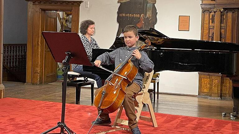 Felix Meyer am Cello. Felix Meyer am Cello.
