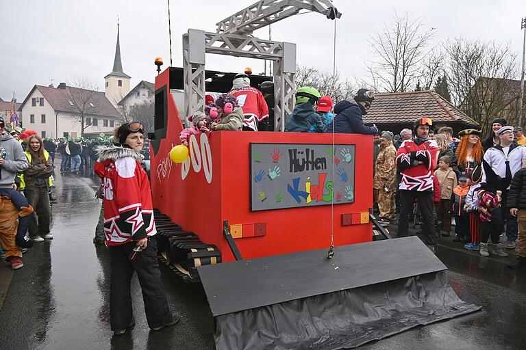 Die Hütten-Kids fuhren mit der Pistenraupe vor