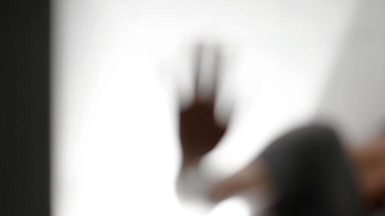 Mann steht hinter einer Glaswand - Soziale Isolation, verschlechterte Gesundheit: Die Stigmatisierung ist für Betroffene oft eine enorme zusätzliche Belastung. Mann steht hinter einer Glaswand - Soziale Isolation, verschlechterte Gesundheit: Die Stigmatisierung ist für Betroffene oft eine enorme zusätzliche Belastung.