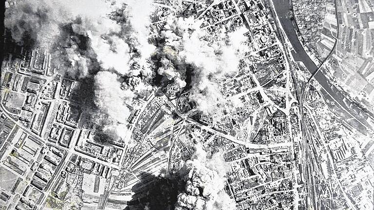 Bomben fallen auf Schweinfurt: Auf den Schwarz-Weiß-Fotos sind die Einschläge deutlich zu sehen.