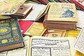 Ein Stapel mit Büchern und Bänden aus dem Verlag Leo Woerl. Wer war der Würzburger Geschäftsmann, der im Juli vor 100 Jahren starb?S: Thomas Obermeier