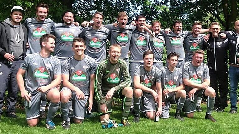 Fußballer aus Eßleben, Rieden und Opferbaum dürfen feiern       -  Jubel bei der dritten Fußball-Mannschaft der SG Eßleben/Rieden/Opferbaum. In der B-Klasse Schweinfurt 4 sicherte sich das Team mit fünf Punkten Vorsprung den Titel. Nun freuen sich (hinten von links) Fabian Schmitt, David Schmitt, Tobias Keller, Dominik Tatsch, Matthias Rath, Maximilian Frosch, Christoph Zink, Frank Schneider, Steffen Dülk, Trainer Martin Uhl, Mirco Simic, sowie vorne Kevin Dees, Fabian Römmert, Thomas Schömig, Markus Hub, Hagen Brendler und Julian Zink.
