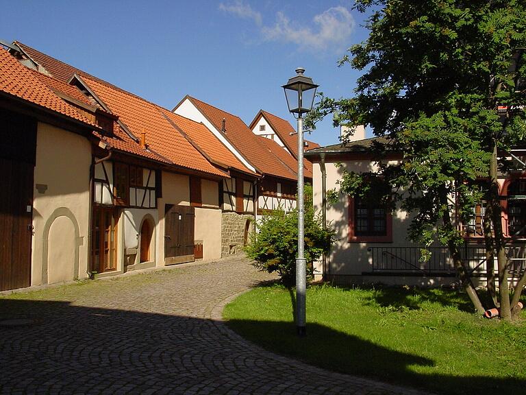 Von der Dorferneuerung profitierte vor allem auch die Allianzgemeinde Geldersheim, hier ein Teil der sanierten Gadenanlage. Von der Dorferneuerung profitierte vor allem auch die Allianzgemeinde Geldersheim, hier ein Teil der sanierten Gadenanlage. 