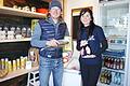Carina und Benjamin Lenhard haben in Wegfurt einen Hofladen eingerichtet, in dem sie regionale Produkte verkaufen.