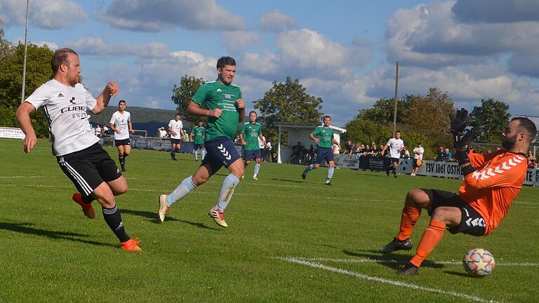 Sebastian Jackisch von der SG Hausen/Nordheim (links) erzielt in dieser Szene die zwischenzeitliche 2:1-Führung im Derby gegen den TSV Ostheim (rechts Keeper Lukas Heinrich). Sebastian Jackisch von der SG Hausen/Nordheim (links) erzielt in dieser Szene die zwischenzeitliche 2:1-Führung im Derby gegen den TSV Ostheim (rechts Keeper Lukas Heinrich).