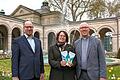 Ökumenische Kurseelsorge       -  Diakon Maik Richter (von rechts) und seine katholische Kollegin Gemeindereferentin Petra Müller stellten gemeinsam mit Timo Tully, Leiter Gästeservice der Staatsbad GmbH, das neue Programm der Kurseelsorge vor.