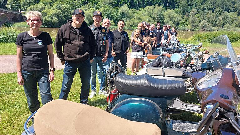 Die Mitglieder des Vespa-Club Main-Spessart treffen sich am Festplatz Martinswiese Marktheidenfeld zur Ausfahrt. Bei schönem Wetter sind fast alle vollzählig versammelt. Die Mitglieder des Vespa-Club Main-Spessart treffen sich am Festplatz Martinswiese Marktheidenfeld zur Ausfahrt. Bei schönem Wetter sind fast alle vollzählig versammelt.