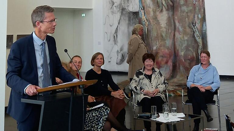 Oberbürgermeister Sebastian Remelé überreichte in der Kunsthalle die Preise der sechsten Triennale an Heidrun Schimmel (Hauptpreis) und Lisa Wölfel (Publikumspreis). In der Diskussionsrunde dabei waren (von links): (verdeckt Dr. Barbara Kahle), Stefanie Brehm, Dr. Caroline Sternberg, Heidrun Schimmel, Dr. Julia Weimar). Im Hintergrund die großformatigen Bilder von Lisa Wölfel. Oberbürgermeister Sebastian Remelé überreichte in der Kunsthalle die Preise der sechsten Triennale an Heidrun Schimmel (Hauptpreis) und Lisa Wölfel (Publikumspreis). In der Diskussionsrunde dabei waren (von links): (verdeckt Dr. Barbara Kahle), Stefanie Brehm, Dr. Caroline Sternberg, Heidrun Schimmel, Dr. Julia Weimar). Im Hintergrund die großformatigen Bilder von Lisa Wölfel.