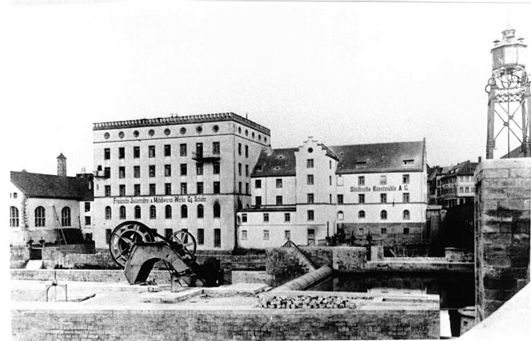In der Spinnmühle mit den charakteristischen Dachzinnen fertigte vor dem Brand im Jahr 1911 Georg Schäfer Isolierrohre. Rechts: die Kunstmühle, links: das E-Werk. In der Spinnmühle mit den charakteristischen Dachzinnen fertigte vor dem Brand im Jahr 1911 Georg Schäfer Isolierrohre. Rechts: die Kunstmühle, links: das E-Werk.