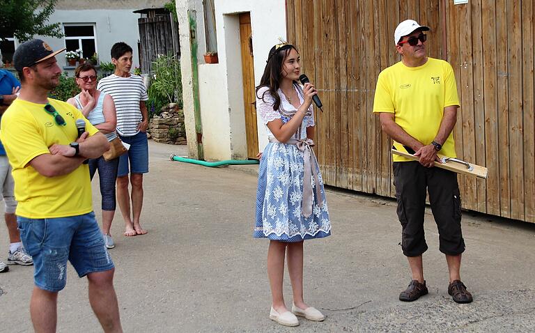 Großlangheims Weinprinzessin Sandra Helmer begrüßte die Läuferinnen und Läufer beim Krackenlauf. Links TVG-Vorsitzender Markus Günther, rechts Gerhard Pfannes. Großlangheims Weinprinzessin Sandra Helmer begrüßte die Läuferinnen und Läufer beim Krackenlauf. Links TVG-Vorsitzender Markus Günther, rechts Gerhard Pfannes.