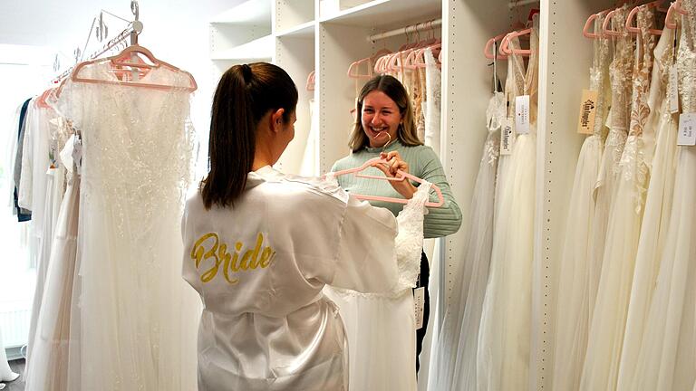 Bräute, die im Sommer 2023 heiraten, suchen jetzt ihr Hochzeitskleid aus, die Modehäuser haben Hochsaison. Bräute, die im Sommer 2023 heiraten, suchen jetzt ihr Hochzeitskleid aus, die Modehäuser haben Hochsaison.