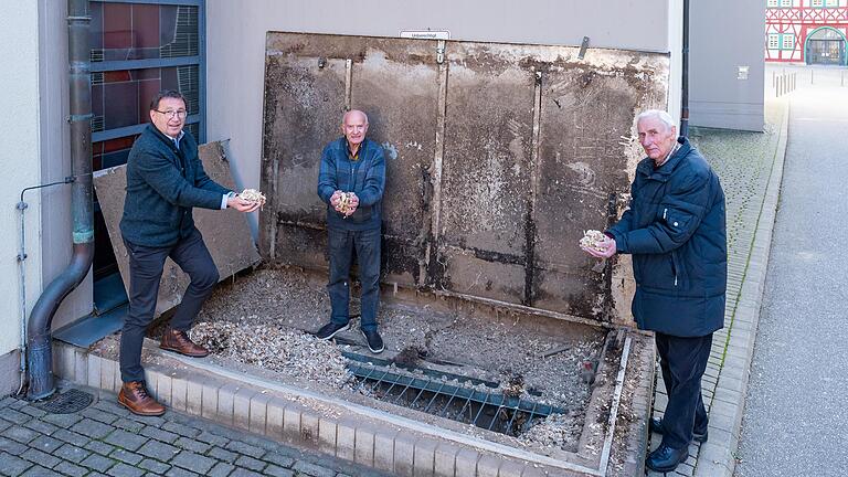 Im Winter etwa einmal pro Woche wird der Hackschnitzel-Tank neben der Kirche befüllt. Bürgermeister Friedel Heckenlauer (links) und der ehemalige Kirchenpfleger Edgar Hußlein (rechts) brachten die 2010 in Betrieb genommene Nahwärmeversorgung auf den Weg. Hugo Kaufmann (Mitte) kümmert sich um die Wartungsarbeiten. Im Winter etwa einmal pro Woche wird der Hackschnitzel-Tank neben der Kirche befüllt. Bürgermeister Friedel Heckenlauer (links) und der ehemalige Kirchenpfleger Edgar Hußlein (rechts) brachten die 2010 in Betrieb genommene Nahwärmeversorgung auf den Weg. Hugo Kaufmann (Mitte) kümmert sich um die Wartungsarbeiten.