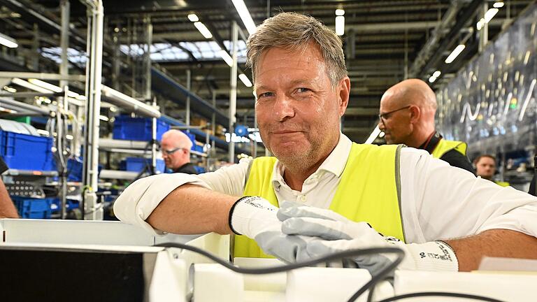 Bundeswirtschaftsminister Habeck besucht Stiebel Eltron       -  Bundeswirtschaftsminister Robert Habeck (Grüne) ist Fan der Wärmepumpe: &bdquo;Eine Wärmepumpe spart Geld.&rdquo;