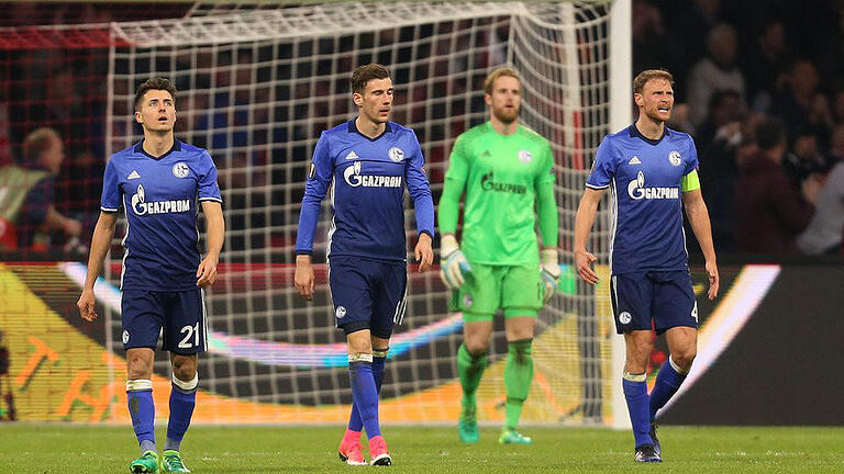 Geschlagen - Die Schalker Leon Goretzka, Torwart Ralf Fährmann und Benedikt Höwedes (l-r) lassen nach dem zweiten Gegentreffer die Köpfe hängen. Foto: Ina Fassbender Geschlagen - Die Schalker Leon Goretzka, Torwart Ralf Fährmann und Benedikt Höwedes (l-r) lassen nach dem zweiten Gegentreffer die Köpfe hängen. Foto: Ina Fassbender