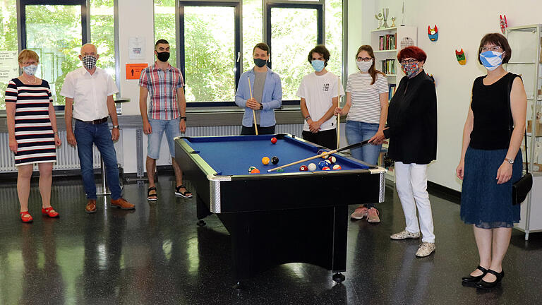 Das Bayernkolleg Schweinfurt, ein Gymnasium des zweiten Bildungsweges, an dem junge Erwachsene ihr Abitur nachholen können, darf sich über einen neuen Billardtisch freuen. Das Bayernkolleg Schweinfurt, ein Gymnasium des zweiten Bildungsweges, an dem junge Erwachsene ihr Abitur nachholen können, darf sich über einen neuen Billardtisch freuen.
