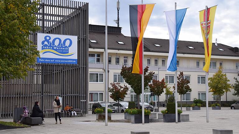 Ein großes Banner mit dem Logo '800 Jahre Werneck' weist am Ärztehause am Balthasar-Neumann-Platz auf das Jubiläumsjahr 2023 hin. Ein großes Banner mit dem Logo '800 Jahre Werneck' weist am Ärztehause am Balthasar-Neumann-Platz auf das Jubiläumsjahr 2023 hin.