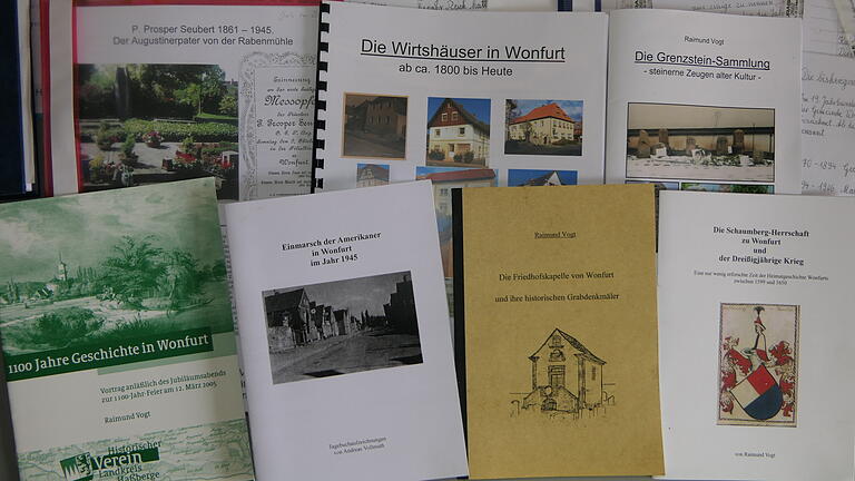 Ein kleiner Ausschnitt aus den unzähligen Werken, die Raimund Vogt in den vergangenen vier Jahrzehnten über die Geschichte der Gemeinde Wonfurt zusammengetragen hat. Ein kleiner Ausschnitt aus den unzähligen Werken, die Raimund Vogt in den vergangenen vier Jahrzehnten über die Geschichte der Gemeinde Wonfurt zusammengetragen hat.
