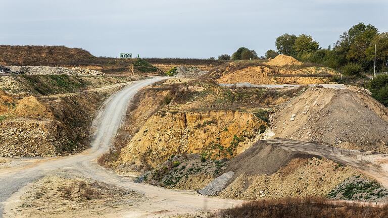 In der Gemeinde Helmstadt (Lkr. Würzburg) darf die Recyclingfirma Beuerlein eine Bauschutt-Deponie der Klasse 1 errichten - obwohl der Standort im Einzugsgebiet der Trinkwasserversorgung von Würzburg liegt. In der Gemeinde Helmstadt (Lkr. Würzburg) darf die Recyclingfirma Beuerlein eine Bauschutt-Deponie der Klasse 1 errichten - obwohl der Standort im Einzugsgebiet der Trinkwasserversorgung von Würzburg liegt.