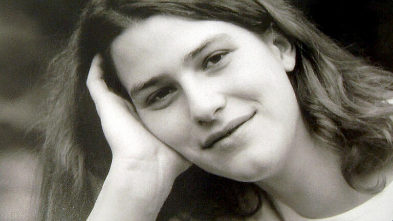 Simone Strobel wurde nur 25 Jahre alt. In den Tagen vor ihrem Tod soll es zwischen ihr und ihrem Freund Streit gegeben haben. Simone Strobel wurde nur 25 Jahre alt. In den Tagen vor ihrem Tod soll es zwischen ihr und ihrem Freund Streit gegeben haben.