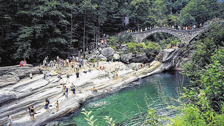 &bdquo;Verzascatal&ldquo;: Ein Suchbild. Ein Schwimmer beispielsweise steht quasi neben sich.