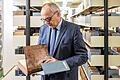 Schutzumschlag aus blauem säureneutralem Karton: So versucht die UB, dem Säurefraß und weiteren Beschädigungen wertvoller Bände aus dem Altbestand vorzubeugen.