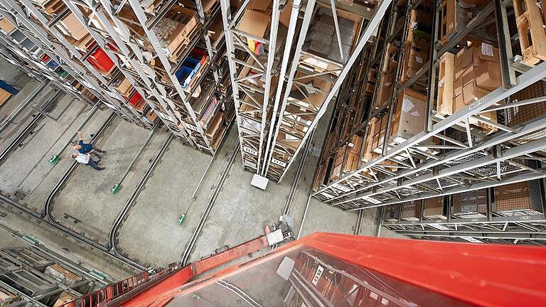 Material bis unter die Decke: Blick ins Hochregallager von VS.