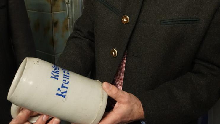 Einer der ältesten Krüge auf dem Kloster Kreuzberg wurde vor Jahrzehnten geklaut. Die reuige Sünderin schickte ihn nun zurück. Foto: Marion Eckert       -  Einer der ältesten Krüge auf dem Kloster Kreuzberg wurde vor Jahrzehnten geklaut. Die reuige Sünderin schickte ihn nun zurück. Foto: Marion Eckert