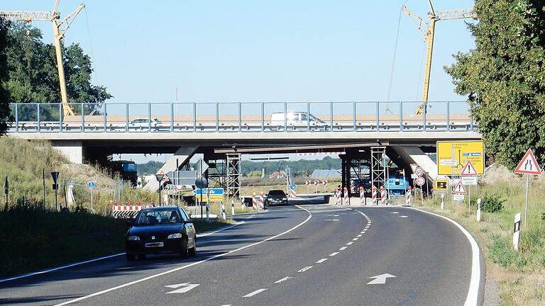 Weil das Gerüst für die Verschalung an der neuen Brücke abgebaut wird, kommt es auf der Kreisstraße von Schwebheim nach Röthlein ab dem 10. August zu einer zweiwöchigen Totalsperrung. Foto: Gerd Landgraf       -  Weil das Gerüst für die Verschalung an der neuen Brücke abgebaut wird, kommt es auf der Kreisstraße von Schwebheim nach Röthlein ab dem 10. August zu einer zweiwöchigen Totalsperrung. Foto: Gerd Landgraf