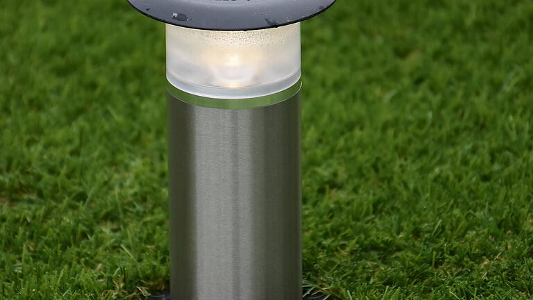 Wenn das Licht nicht gebraucht wird senkt sich die Leuchte ab, begibt sich leicht unter Oberflächenniveau, so dass zum Beispiel der Rasenmäher ohne Probleme darüber hinweg fahren kann. Wenn das Licht nicht gebraucht wird senkt sich die Leuchte ab, begibt sich leicht unter Oberflächenniveau, so dass zum Beispiel der Rasenmäher ohne Probleme darüber hinweg fahren kann. 