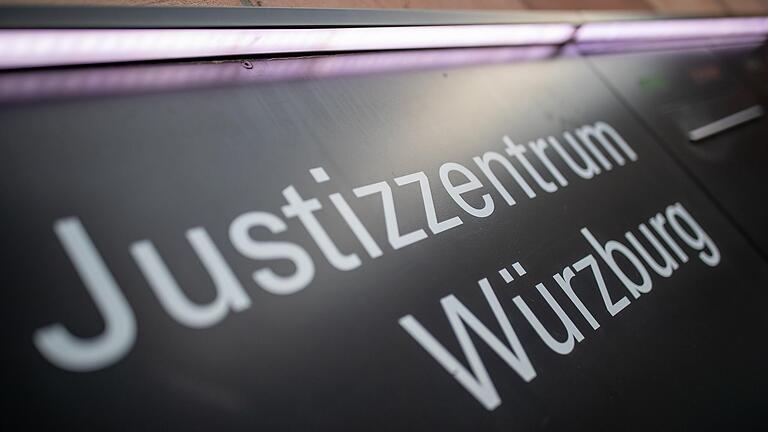 Die Vorwürfe gegen den Ex-Freiwasser-Bundestrainer Stefan Lurz könnten juristisch bald abgeschlossen sein. Die Vorwürfe gegen den Ex-Freiwasser-Bundestrainer Stefan Lurz könnten juristisch bald abgeschlossen sein.