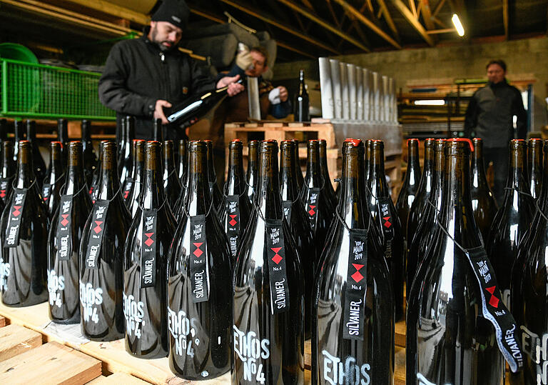 Lesen, abfüllen, etikettieren: Beim gemeinsamen Ethos-Wein ist alles Handarbeit. Lesen, abfüllen, etikettieren: Beim gemeinsamen Ethos-Wein ist alles Handarbeit.