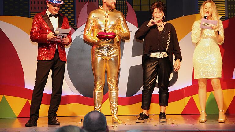 Büttenabend Steinach - Die Verleihung des goldenen Oscars für die besten Missgeschicke mit (von links) Sitzungspräsident Andreas Alles, dem 2. Vorstand Andreas Freibott, der Gewinnerin des goldenen „Oscars“ Karin Friedel und Moderatorin Pauline Röder Büttenabend Steinach - Die Verleihung des goldenen Oscars für die besten Missgeschicke mit (von links) Sitzungspräsident Andreas Alles, dem 2. Vorstand Andreas Freibott, der Gewinnerin des goldenen „Oscars“ Karin Friedel und Moderatorin Pauline Röder