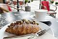 Pistazien-Croissant       -  Lecker: Pistazien erfreuen sich in vielerlei Form großer Beliebtheit, wie hier Croissant-Füllung und -Belag.