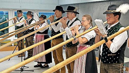 In unterschiedlichen Formationen traten die Alphornbläser Schwarze Berge auf.       -  In unterschiedlichen Formationen traten die Alphornbläser Schwarze Berge auf.