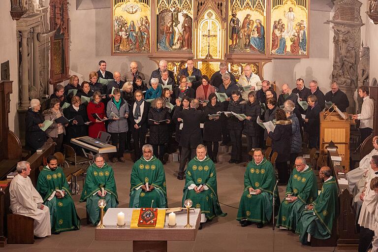 Zur musikalischen Umrahmung der Feier der Einführung des Modells 'In Solidum' haben sich Mitglieder der Männerschola Reckendorf, des Chors Maria Magdalena Pfarrweisach, des Magdalenenchors Ebelsbach, der Chöre Stettfeld und St. Laurentius Ebern zusammengefunden. Zur musikalischen Umrahmung der Feier der Einführung des Modells 'In Solidum' haben sich Mitglieder der Männerschola Reckendorf, des Chors Maria Magdalena Pfarrweisach, des Magdalenenchors Ebelsbach, der Chöre Stettfeld und St. Laurentius Ebern zusammengefunden.